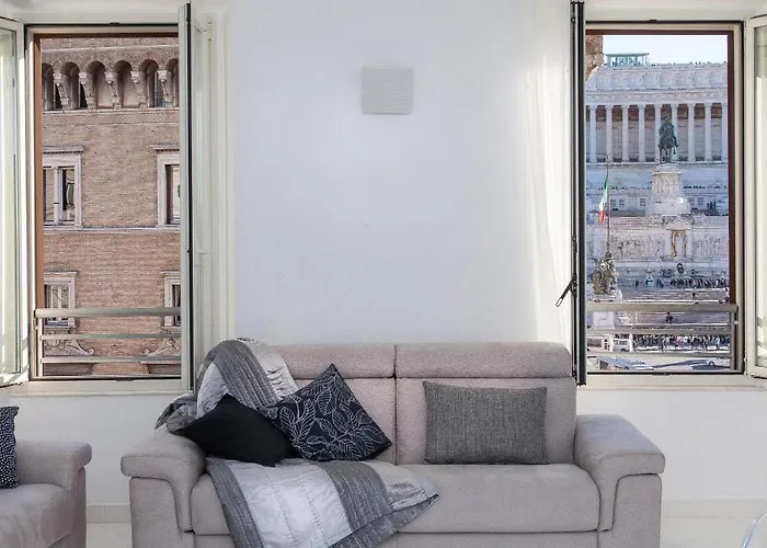 Piazza Venezia White Apartment